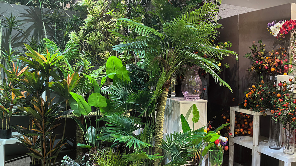 14 Preserving Tradition The Timeless Charm of Artificial Flowers in Traditional Home Decor-01.jpg 